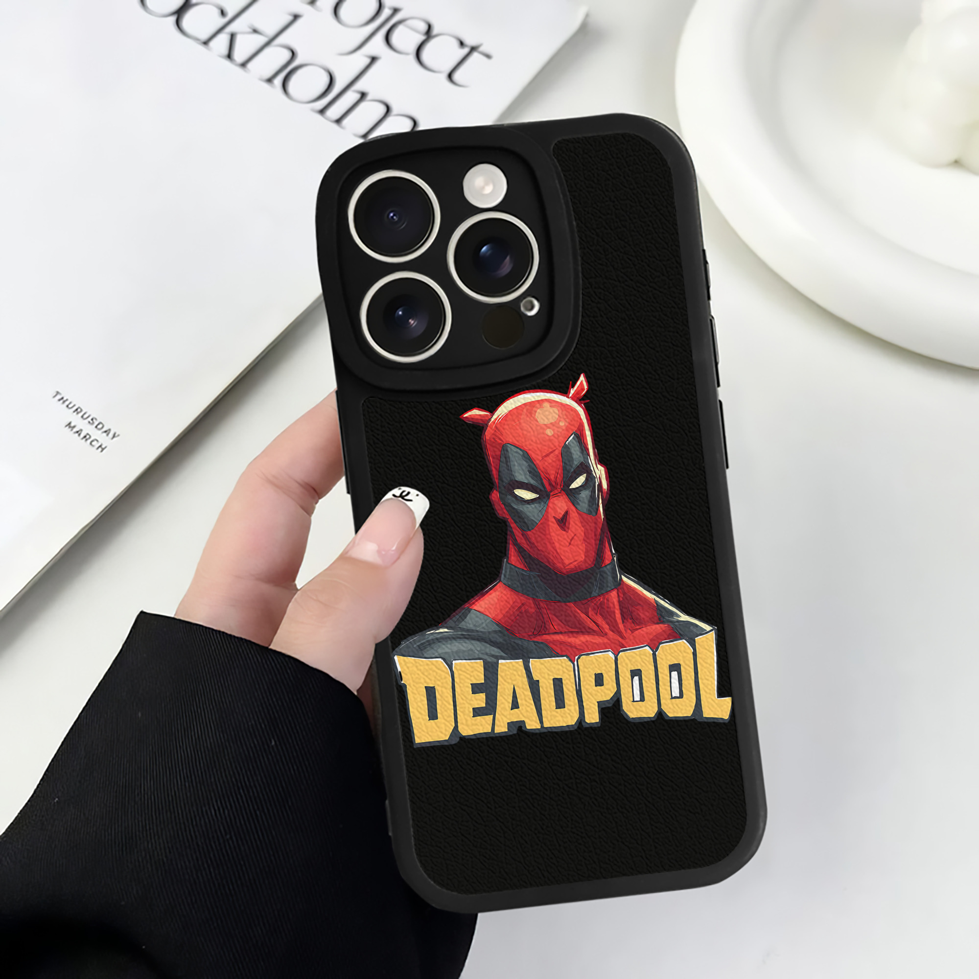 （画像用） Deadpool デッドプール 【iPhone 16シリーズ対応】シリコンスマホケース（レザー調） 材質：シリコン